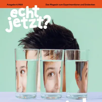 Man sieht ein Foto von einem Kopf mit Wassergläsern davor, die das Gesicht spiegeln.